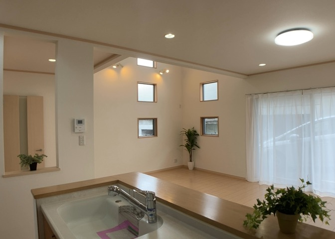 ダイニングとキッチンの間を扉や壁などで仕切らず、一体化させた間取りです。キッチンカウンターがついている物件ならば、食事をキッチンカウンターで取ることで、ダイニングスペースをリビングとして使用できます。