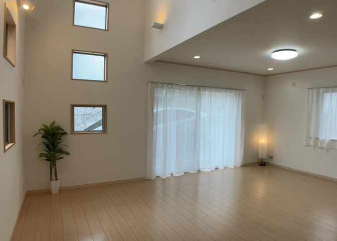 リビングの間取りの種類は大きくわけてリビングとダイニングが別になっているタイプ、リビングダイニング一体型です。どちらも一長一短ですので、家を選ぶ時はその両面をチェックして決めるようにしましょう。