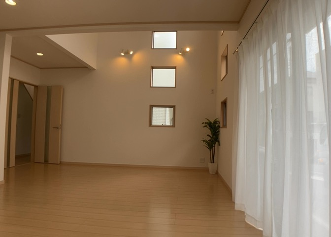 直線タイプはLとDKを一直線に並べた形で対面キッチンのタイプです。一般的なのでよく見かけるかもしれません。直線タイプに似た直接アイランドタイプは、キッチンとダイニングの間に壁がない分広く感じられます。