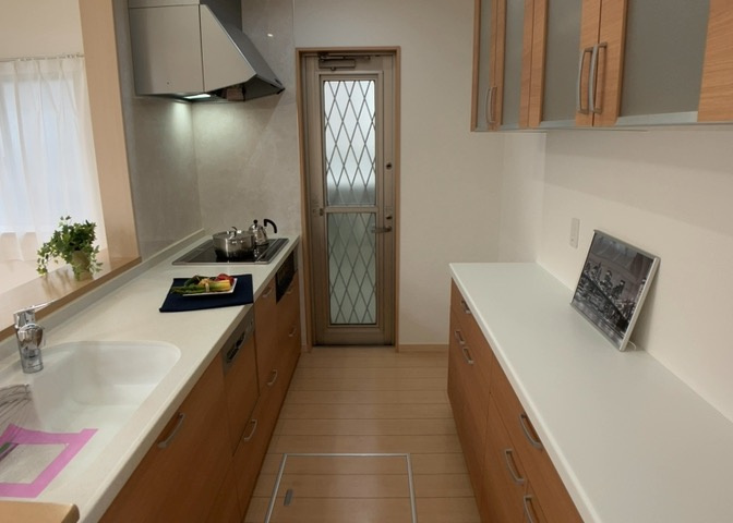 標準的なシステムキッチンの横幅は、165cm～300cm程度です。2100・2400・2550・2700などミリ単位で表記されます。普段どのように料理をするのかを想定しながら合ったサイズを選びましょう