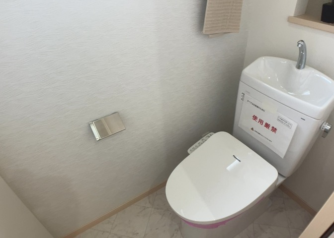 トイレは大きさや形、機能、抗菌性などが異なる多種多彩なタイプが各メーカーから出ています。それぞれに良さがあるため、事前にどういったタイプのトイレがいいのかをご家庭内で決めて、内見に行くといいでしょう。