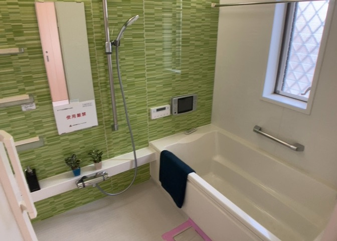 入浴時の快適さも大事なことですが、綺麗な状態を維持できなければ気持ちよく入浴できません。毎日の掃除が楽という点は大事なポイントになります！カビが生えにくく掃除がしやすい、壁や浴槽を選ぶといいでしょう。