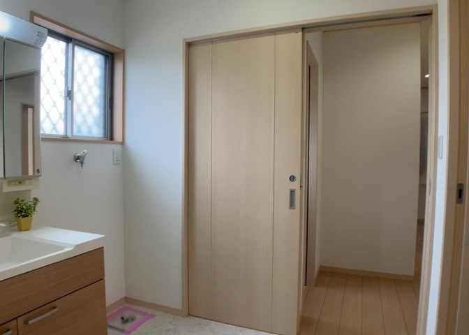 多くの戸建て住宅で見かける洗面脱衣所は、洗面台と洗濯機が2畳ほどのスペースに並べられていて、洗面所が脱衣所を兼ね備えている間取りが一般的です。お客様が利用することもある、パブリックな空間でもあります。