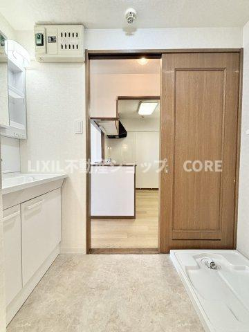 清潔感のある色で統一されたプライベート空間は、身だしなみチェックや肌のお手入れに最適です。