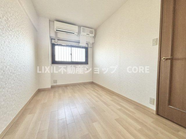 床材や建具は家具にも合わせやすい落ち着いた色合いになっております。