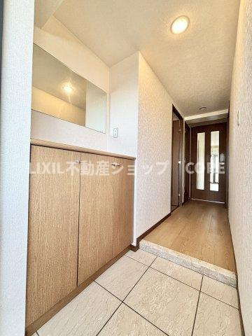 いつも気持ちよくご家族をむかえられるよう、玄関下駄箱収納をフル活用してスッキリとした玄関！　