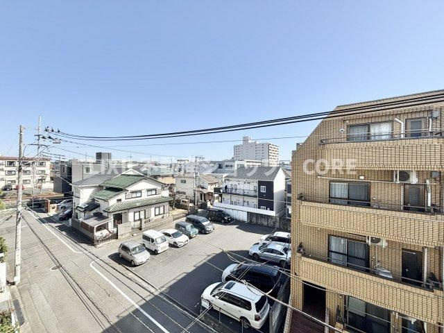 気持ちのいい空が見渡せる広いバルコニー。陽当たりも良く洗濯物やお布団もカラッと乾きそう。