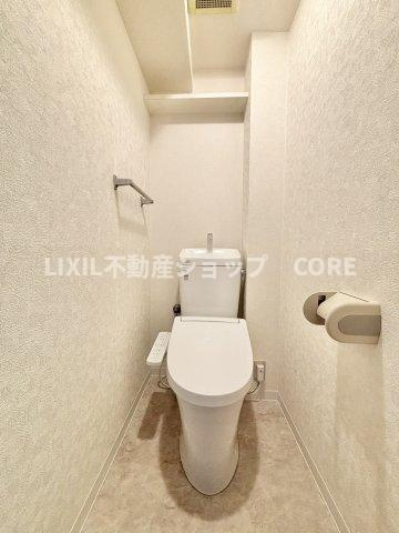 見た目もスッキリとしたデザインのトイレには温水洗浄暖房便座付き。