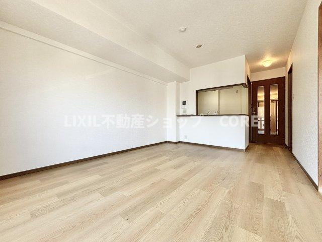 光溢れる安らぎの空間。キッチンとも一体感も演出しご家族との会話も弾みます。