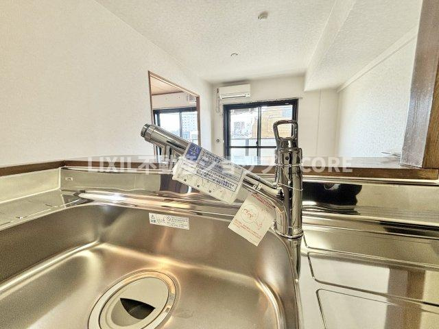 浄水と水道水を切り替えて使用できるスッキリとしたデザインの浄水器一体型水栓。