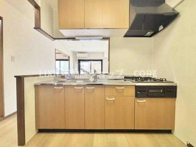 沢山の調理器具や調味料が収納でき、大きな流しもついてます　毎日のお料理が楽しみです。