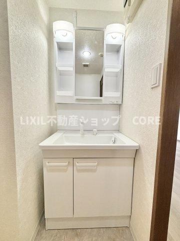 化粧品やティッシュボックス、歯ブラシなどもスッキリ収まりますよ！収納豊富な洗面化粧台になります。