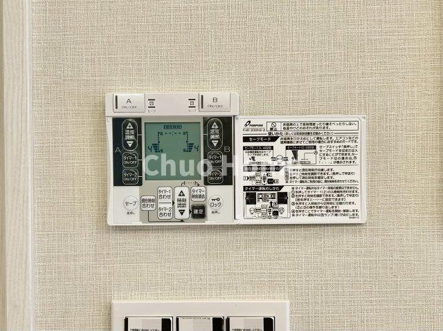 【床暖房】冬は足元から暖めてくれる床暖房はエアコンとは違って埃が舞いませんので健康にも良さそうですね。