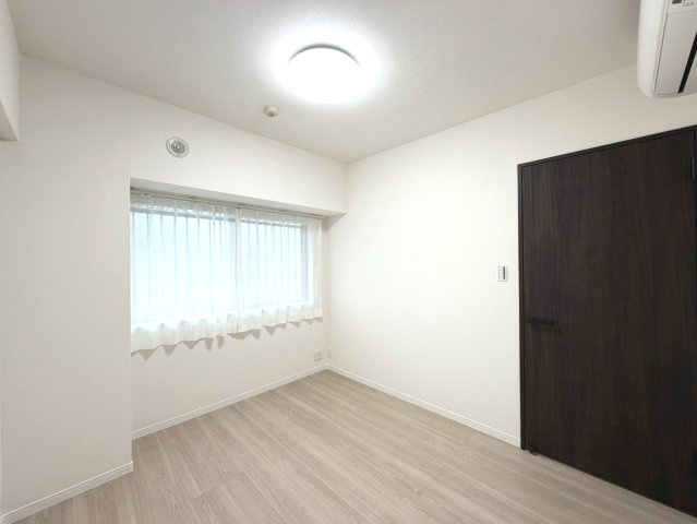 落ち着いた色調の洋室です