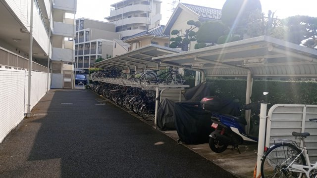 自転車・バイク置き場を完備。日々の通勤・通学やお出かけにも便利な設備です。