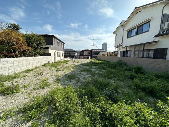 【現地土地】　2号地は、土地面積約65.44坪。専用通路部分があり、前面道路より奥まった場所に位置しています。そのため、ご家族のプライバシーを確保した家づくりが可能です。