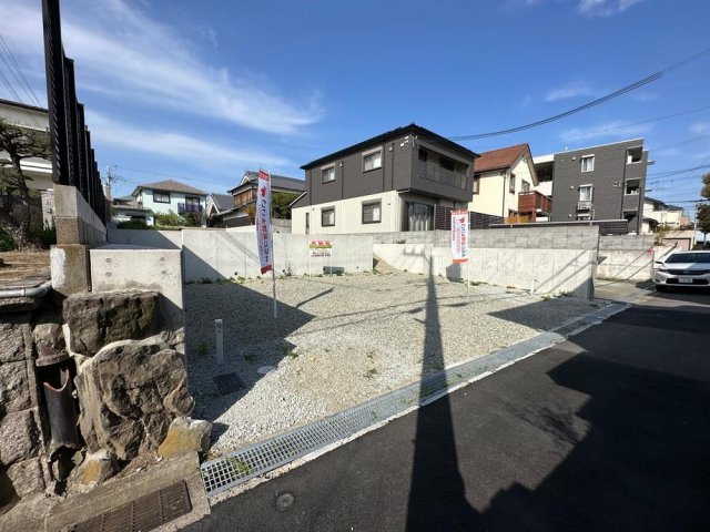 【現地土地】　近隣幼稚園まで徒歩5分、毎日の送迎もスムーズに行える距離です。帰り道はお散歩を楽しみながら帰宅できそうです。