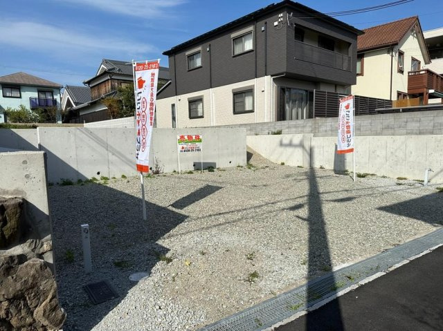 【現地土地】　広々とした敷地面積を有効活用した設計、建築が可能です。駐車スペースもしっかり確保できます。