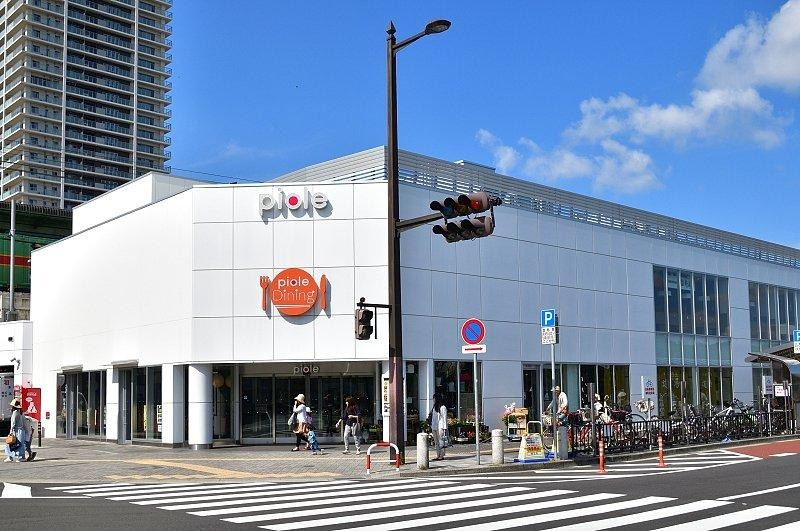 【ピオレ明石】　徒歩9分(約720m)。アパレルショップや生活雑貨、カフェや書店などが揃った商業施設です。JR山陽本線「明石」駅に併設されており、お出かけついでに気軽に立ち寄れます。