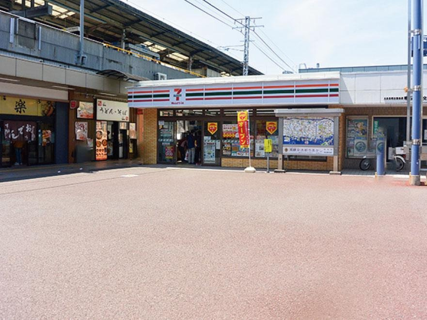 【セブンイレブンハートインJR明石駅北口店】　徒歩9分(約710m)。JR山陽本線「明石」駅北口に位置するコンビニです。営業時間6：30～23：30、通勤・通学前にもサッと買出しを行えます。