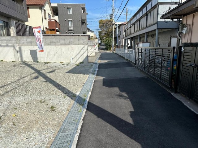 【前面道路含む現地】　南側の前面道路は綺麗に整備されています。前面道路との高低差が少なく、車や自転車などでもスムーズに出入りできます。