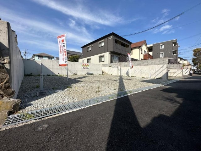【現地土地】　近隣幼稚園まで徒歩5分、毎日の送迎もスムーズに行える距離です。帰り道はお散歩を楽しみながら帰宅できそうです。