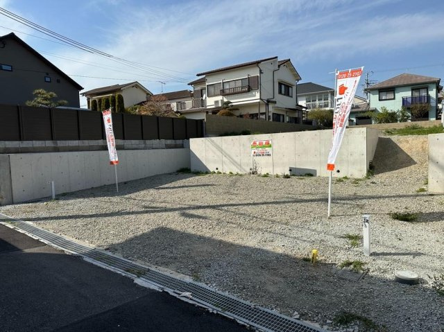 【現地土地】　建築条件はありませんので、お好きな工務店・ハウスメーカーで建築可能です。ご家族の理想の住まいを実現できます。