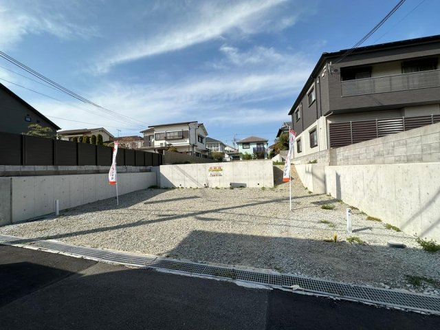 【現地土地】　小中学校まで徒歩7分圏内、低学年のお子様から学校行事へ参加されるご家族にも負担の少ない距離です。