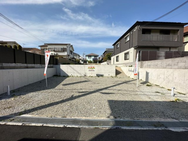 【現地土地】　1号地は、土地面積約59.41坪。南道路に面しており、採光を確保した設計、建築を行えます。バルコニーやLDKの位置など幅広いプランをご検討いただけます。