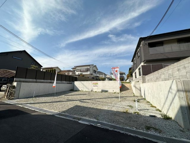 【現地土地】　国指定重要文化財に指定された明石城史跡がある兵庫県立明石公園まで徒歩4分。日常的に歴史に触れることができます。