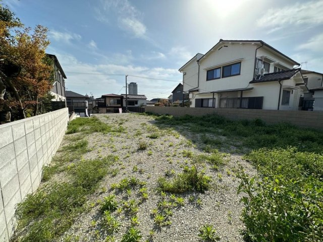 【現地土地】　周辺にはすでに建物が建っているため、実際の日当りや隣地との間隔を考慮した設計、建築を行えます。