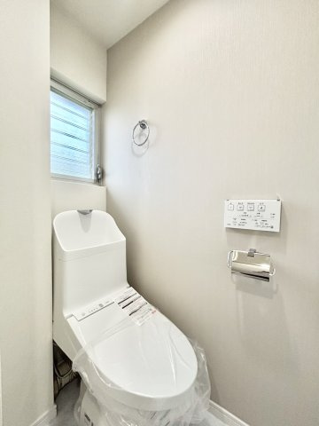 ◆清潔感のある白を基調とした落ち着ける空間。小窓をもうけていますので、こもりやすい空気の入れ替えも簡単に行えますね！　【モデルルーム】