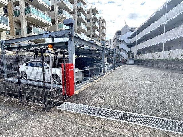 機械式駐車場ですが、お車の高さ2ｍまで駐車可能です
