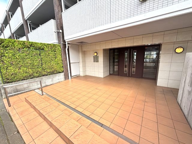 共用エントランス　防犯カメラ有り　