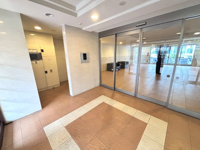 オートロック、宅配ボックスが有ります