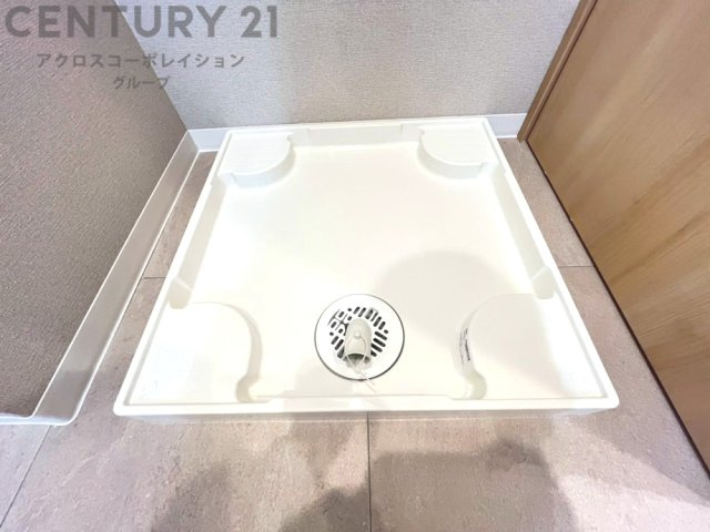洗濯物の仕分け作業がしやすく、整理整頓が容易になります。洗濯音や湿気を他の部屋に持ち込まず、生活環境を快適に保ちます。上部を活用すれば収納スペースを確保でき洗剤や洗濯用品の整理もしやすくなります。