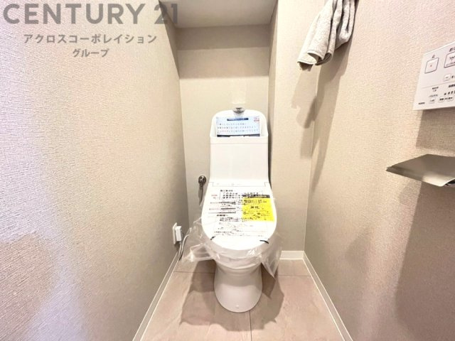 温水洗浄便座付トイレは温水洗浄機能により、暖かい水でおしりを洗浄することができ、冷たい水を使う従来の便座に比べ、温水洗浄機能で暖かいトイレを提供し、快適な使用を可能にします。