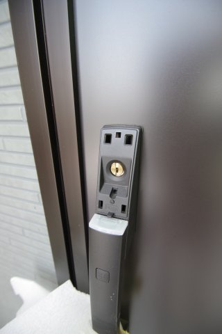 玄関扉はカードキー対応