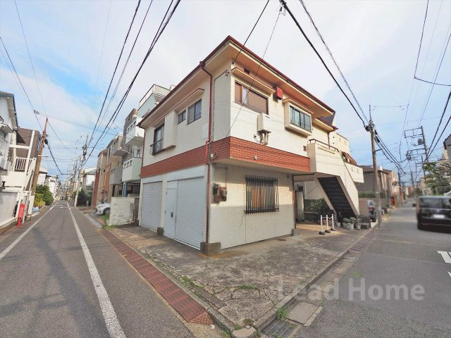 角地ならではの開放感と良好な陽当たりが魅力！自然光の入る明るいリビングで快適に過ごせます♪