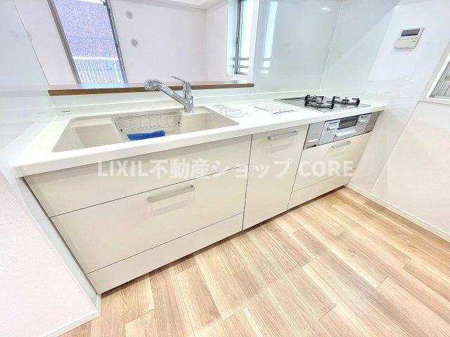 カウンターキッチンはリビングを見渡せるので、お料理番組やドラマを見ながら作業ができます。