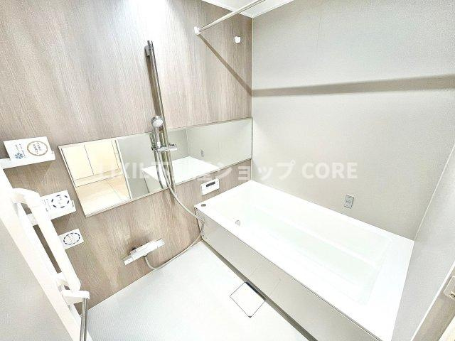 毎日の疲れを癒してくれるお風呂は1坪タイプを採用　お子様と一緒でもゆったり入れます。