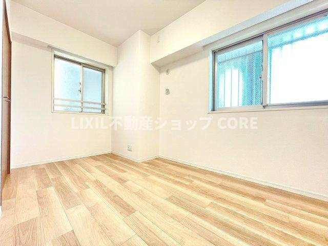 大きな窓からは快適な光を取り入れ、通気性能を上げる事で居心地の良い空間を演出します。