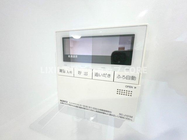お風呂はボタンひとつで一定量の湯を浴槽に張ったり、保温や追い焚きをすることができる便利な機能付