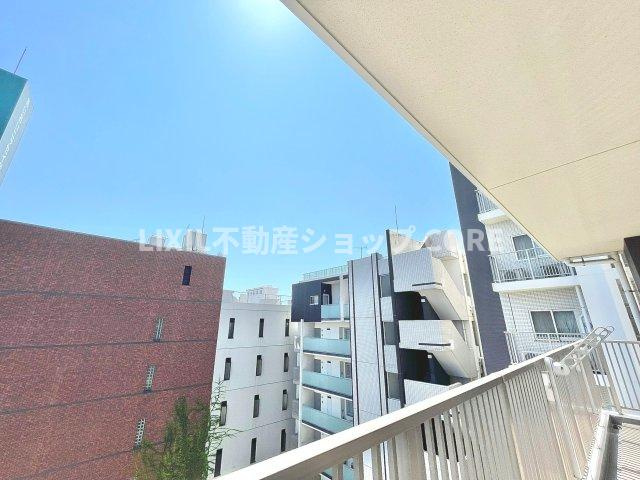 気持ちのいい空が見渡せる広いバルコニー。通風・採光にも優れ、心地よい光と風があふれています。