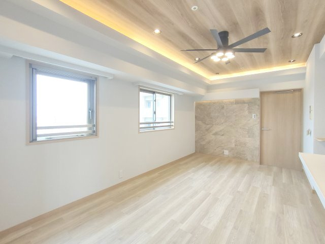 【LDK】　空間の表情を優美に変える、間接照明の設置にも適した装飾が拵えられています。