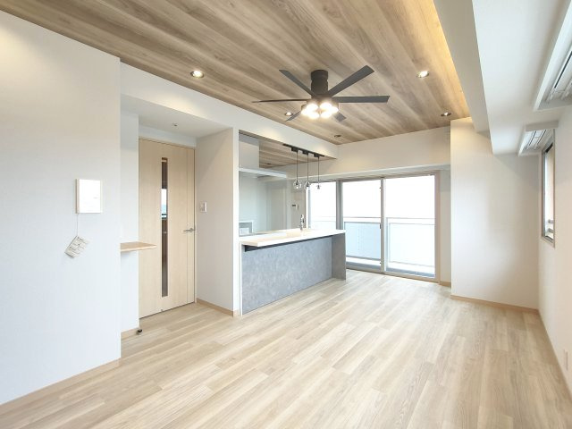 【LDK】　2面採光の明るいリビングは角部屋だからこその仕様です。明るいお部屋での生活は、ご家族をあたたかく包んでくれる優しいものなりそうです。
