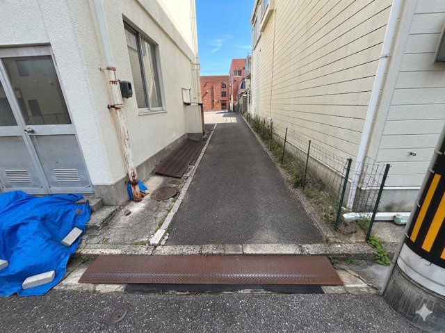 こちらは敷地西側の出入口部分です。北側道路に加え、西側からも出入りが可能なため、車両や人の動線を分けた活用もご検討いただけます。約220坪の広さを活かした多彩なプランニングが可能な土地です。
