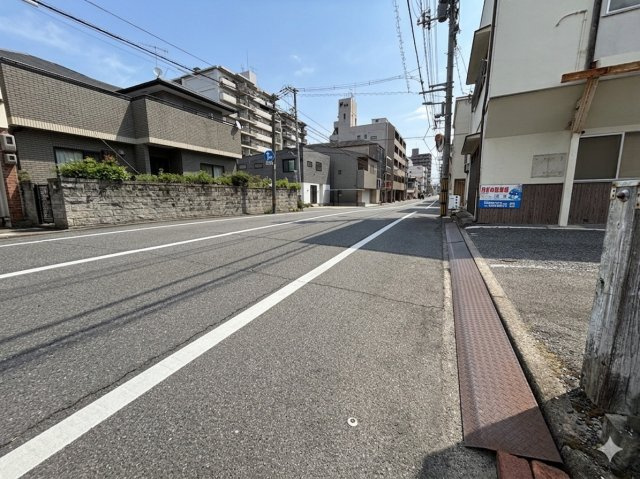 前面道路は各方向に1車線ずつ確保された道路車での移動もスムーズ。広島市中心部へのアクセスが良好な立地に加え、広電の電停も徒歩圏内。通勤・通学の利便性にも優れています。利便性を重視される方にもおすすめ！
