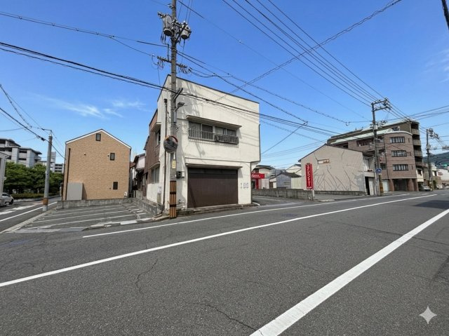 現地前面道路から対象地を撮影した様子です。道路にしっかりと面しているため敷地全体の視認性が高く建築計画のイメージもしやすい立地です。建築条件がないため、ご家族の理想に合わせた自由な住まいづくりが可能。