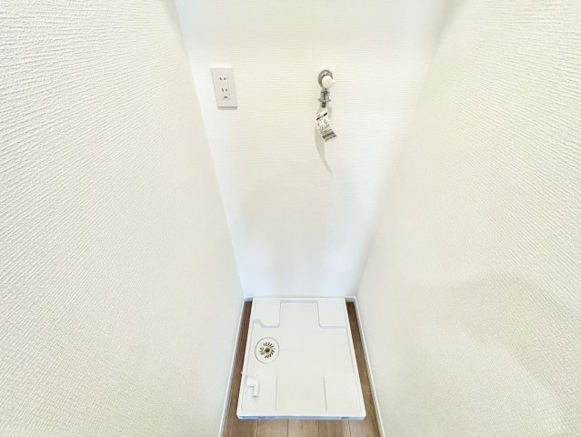 扉で隠せるランドリースペースです。